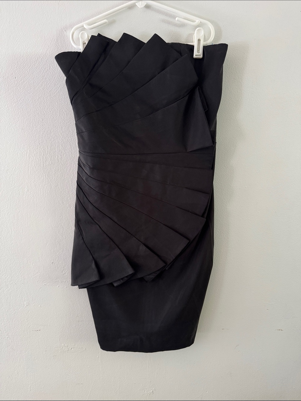 Alice + Olivia Strapless Black Pleated Overlay Cocktail Dress Sz S